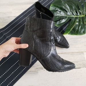 Blondo Kelly Waterproof Ankle Boots Snakeskin Black Size 9